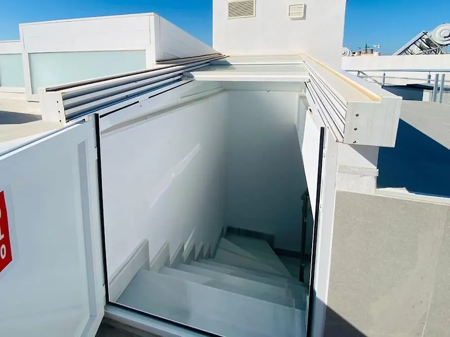 דירות פואנגירולה Atico Con Gran Terraza En El Centro A 50 Metros De La Playa
